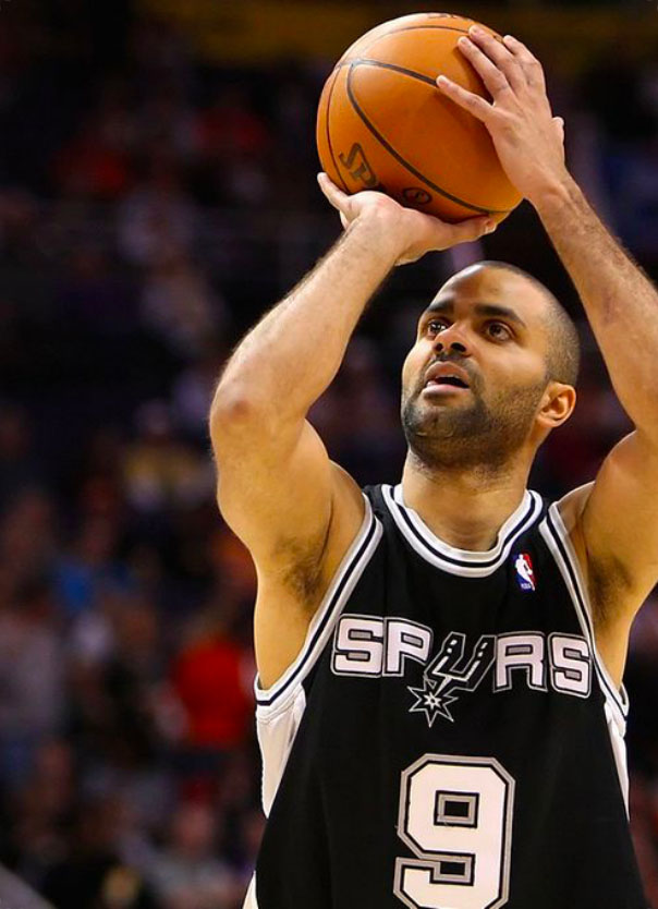 Tony Parker en train de marquer un panier